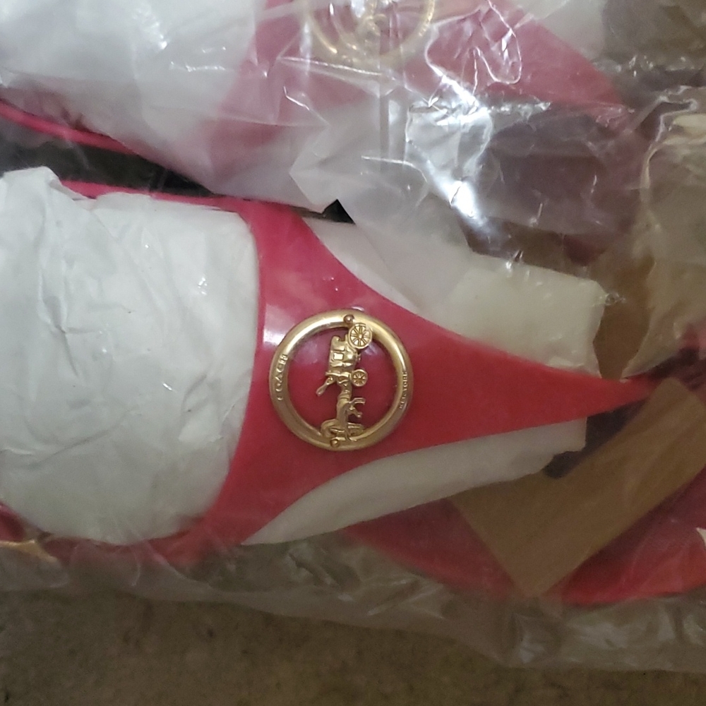 Coach new pink 💗 jelly flip flops bagged new tagged and instructions xo - Picture 2 of 7